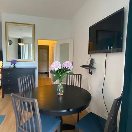 Beautiful Apartment With Balcony Berlin Bagian luar foto