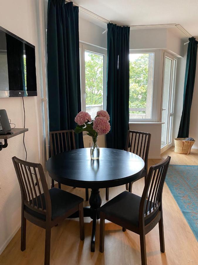Beautiful Apartment With Balcony Berlin Bagian luar foto