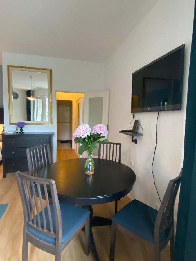 Beautiful Apartment With Balcony Berlin Bagian luar foto