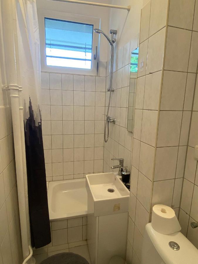 Beautiful Apartment With Balcony Berlin Bagian luar foto