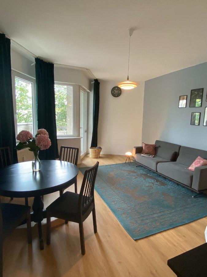 Beautiful Apartment With Balcony Berlin Bagian luar foto