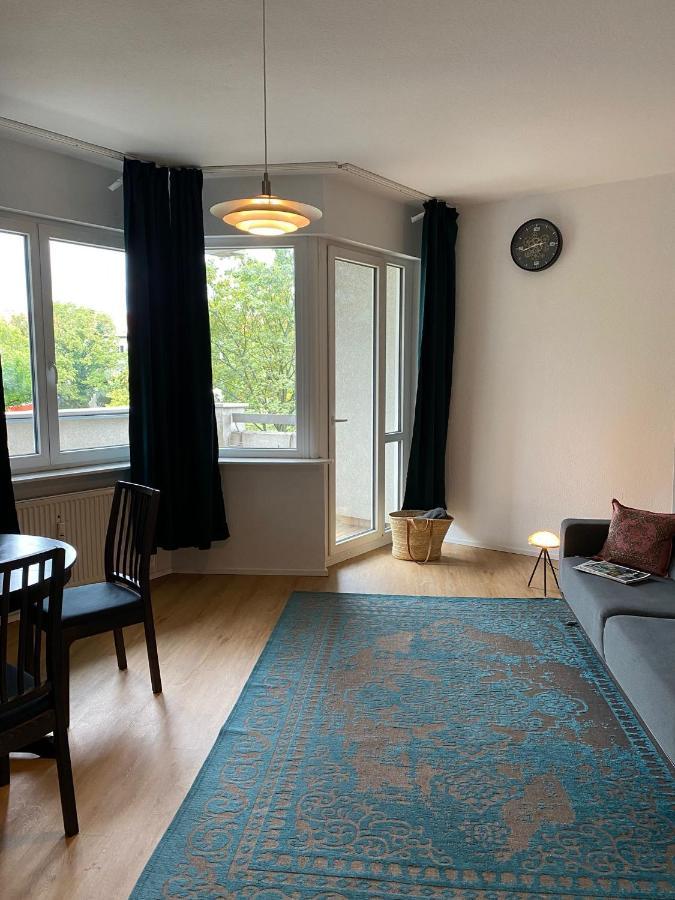 Beautiful Apartment With Balcony Berlin Bagian luar foto